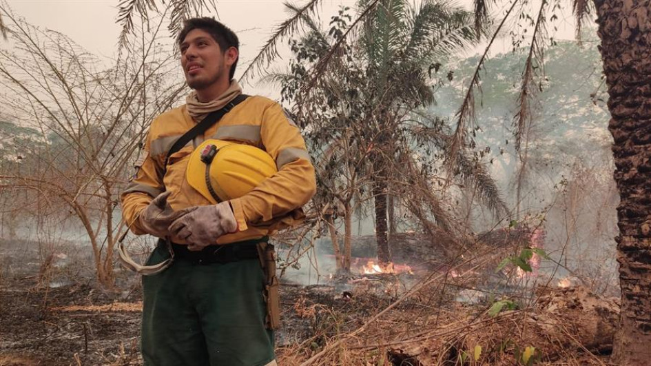 Fotografía cedida por SOS Wildfire de un bombero durante los trabajos para apagar un incendio, en Concepción (Bolivia). Fotografía cedida por SOS Wildfire de un bombero durante los trabajos para apagar un incendio, en Concepción (Bolivia).