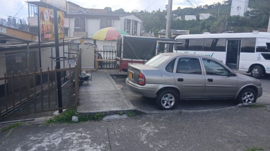 Esta es la bahía que según residentes utiliza un señor como taller de automóviles. Esta es la bahía que según residentes utiliza un señor como taller de automóviles.