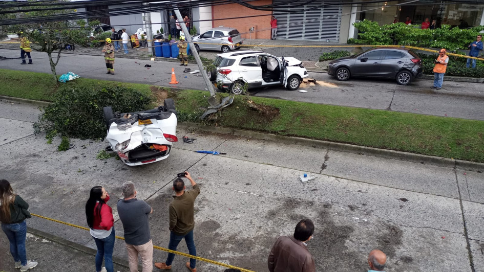 Un vehículo resultó volcado en la avenida del barrio Laureles, en Manizales, luego de un aparatoso choque que involucró otros cuatro automotores. Un vehículo resultó volcado en la avenida del barrio Laureles, en Manizales, luego de un aparatoso choque que involucró otros cuatro automotores.
