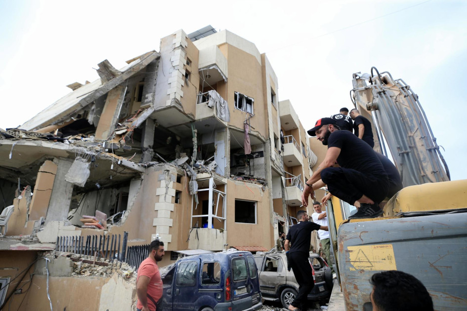 La gente se reúne en el lugar de un ataque militar israelí en Barja, al sur de Beirut (Líbano). La gente se reúne en el lugar de un ataque militar israelí en Barja, al sur de Beirut (Líbano).