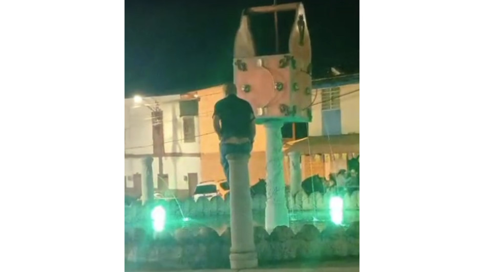 Un hombre embriagado se lanzó a la fuente del agua de Pácora, a un lado del monumento a la matraca.