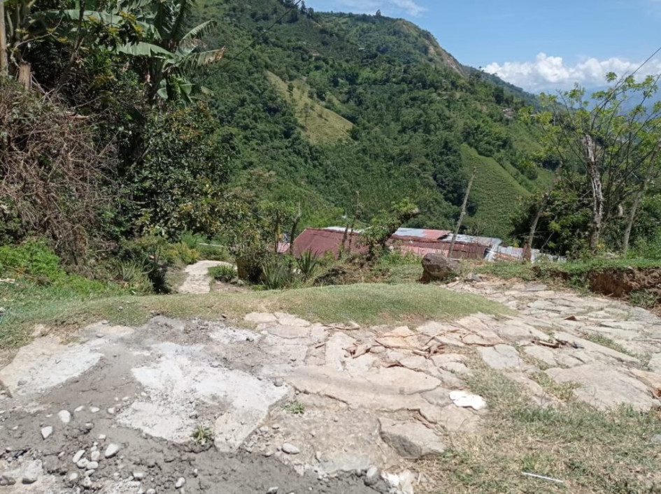 La Gobernación de Caldas adjudicó un contrato de $898 millones para rehabilitar "caminos ancestrales" y construir placas huella en tres puntos del departamento. La Gobernación de Caldas adjudicó un contrato de $898 millones para rehabilitar "caminos ancestrales" y construir placas huella en tres puntos del departamento.