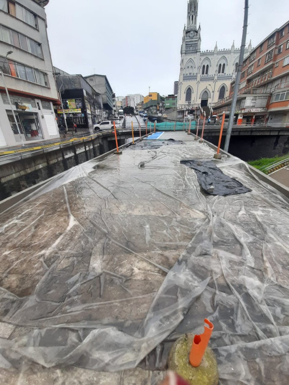 En los trabajos se evidencian daños y fisuras no solo en las losas sino también las vigas de la ciclorruta. Bulevar de la 19