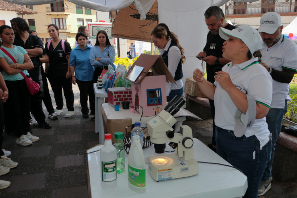 Natalia Castaño Díaz, directora Territorial de Salud de Caldas, educó a la comunidad contra el dengue. Habló de los factores de riesgo.