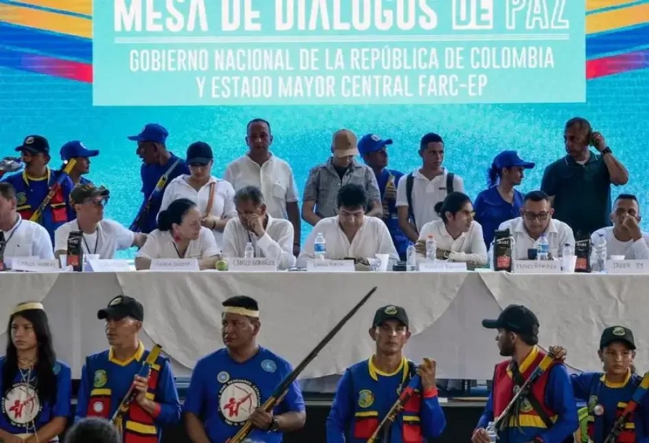 El VI ciclo de diálogos de paz entre el Gobierno de Colombia y el Estado Mayor Central se termina el próximo 19 de octubre. El VI ciclo de diálogos de paz entre el Gobierno de Colombia y el Estado Mayor Central se termina el próximo 19 de octubre.