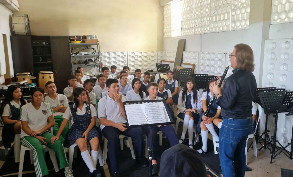 El Festival Alonso Marín en su edición 10 se trasladó este miércoles al colegio Bartolomé Mitre. El profesor Guillermo Marín, gestor de este festival, dictó una clase de clarinete. Los alumnos escucharon melodías de un profesional. El Festival Alonso Marín en su edición 10 se trasladó este miércoles al colegio Bartolomé Mitre. El profesor Guillermo Marín, gestor de este festival, dictó una clase de clarinete. Los alumnos escucharon melodías de un profesional.