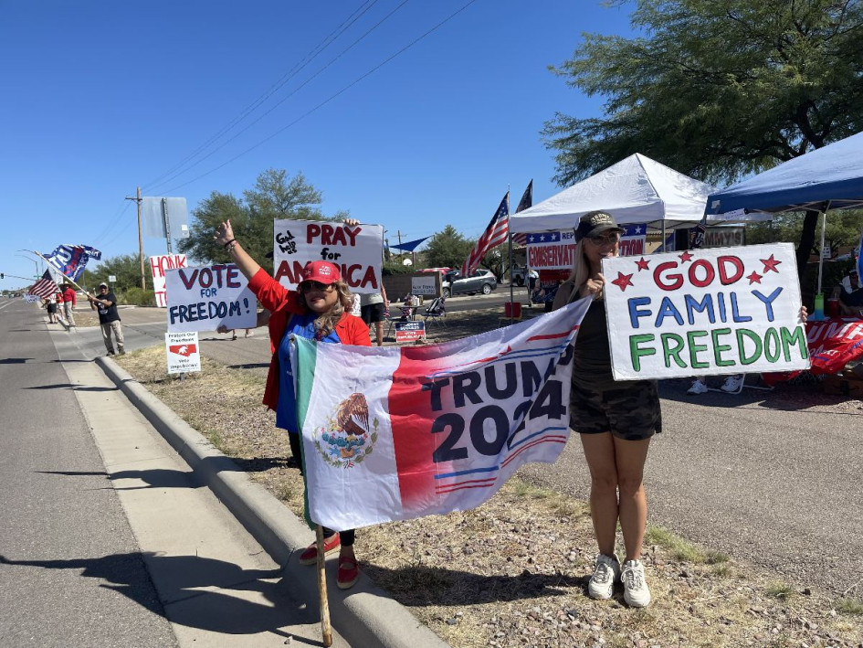 Los simpatizantes latinos en Arizona se han desplegados por las carreteras del desierto de Sonora para movilizar los votos. Los simpatizantes latinos en Arizona se han desplegados por las carreteras del desierto de Sonora para movilizar los votos.