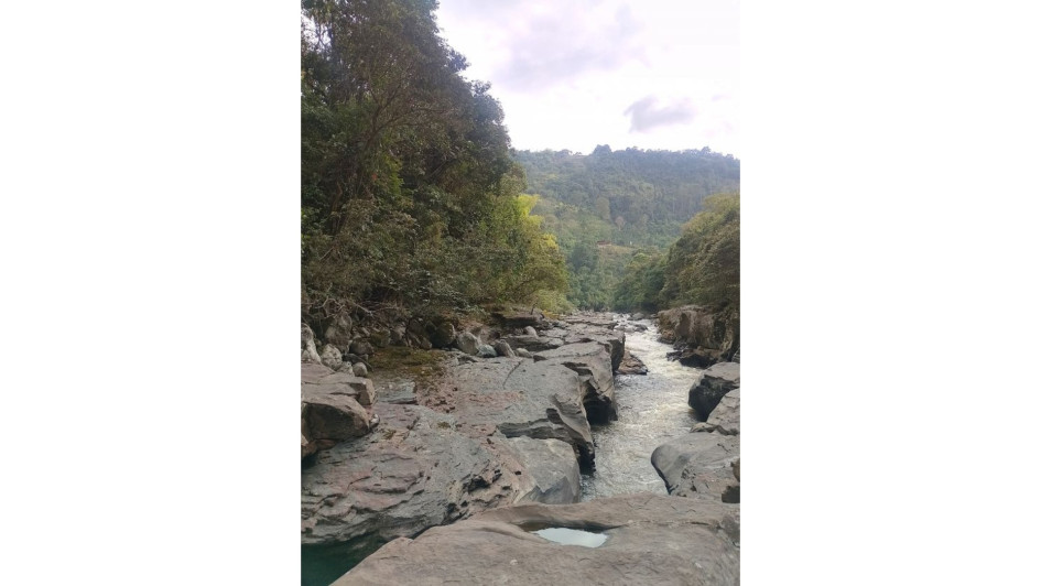 El Estrecho del Magdalena llama la atención en el Macizo Colombiano, sur del Huila. En este punto por solo 2,20 metros pasa el río más grande de Colombia. El Estrecho del Magdalena llama la atención en el Macizo Colombiano, sur del Huila. En este punto por solo 2,20 metros pasa el río más grande de Colombia.