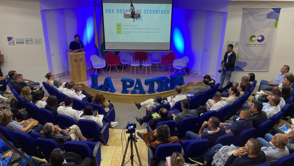 El foro de seguridad vial se realiza en el auditorio de la Cámara de Comercio de Manizales.