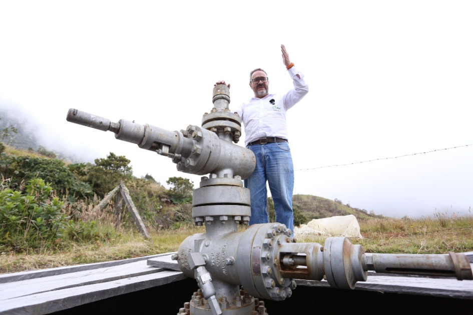 Geotermia, al descubierto: Caldas se perfila como un epicentro de la transición energética en Colombia. Julián López, coordinador del proyecto geotérmico en el valle de Nereidas (Villamaría), muestra el pozo perforado en 1997. Chec, Ecopetrol y Baker Hughes quieren revivir el proyecto. LA PATRIA le muestra el impacto, los beneficios y un mapa de esta fuente de energía en Colombia. Geotermia, al descubierto: Caldas se perfila como un epicentro de la transición energética en Colombia. Julián López, coordinador del proyecto geotérmico en el valle de Nereidas (Villamaría), muestra el pozo perforado en 1997. Chec, Ecopetrol y Baker Hughes quieren revivir el proyecto. LA PATRIA le muestra el impacto, los beneficios y un mapa de esta fuente de energía en Colombia.