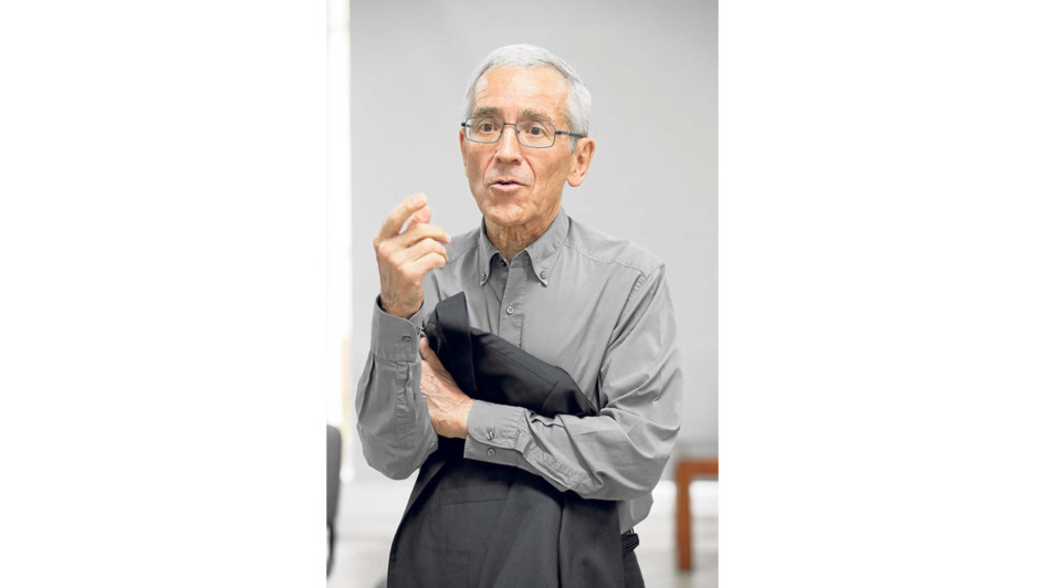 El sacerdote jesuita Francisco de Roux, expresidente de la Comisión de la Verdad de Colombia, ofreció ayer una rueda de prensa en Bogotá. El sacerdote jesuita Francisco de Roux, expresidente de la Comisión de la Verdad de Colombia, ofreció ayer una rueda de prensa en Bogotá.