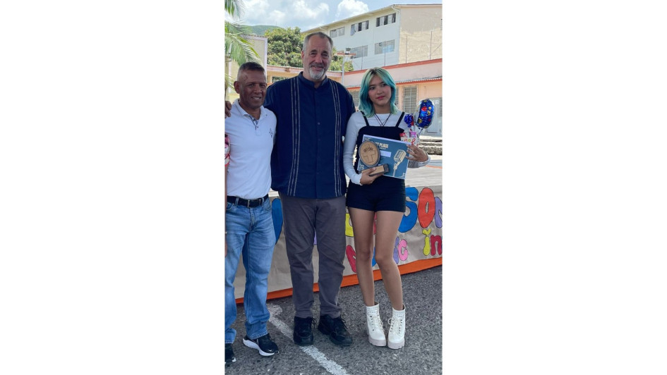 Kristal Celemín logró que el premio en la categoría juvenil se quedara en Chinchiná, recibió el trofeo del profesor Jorge Londoño (izq,) y del patrocinador Glenn Galindo. Kristal Celemín logró que el premio en la categoría juvenil se quedara en Chinchiná, recibió el trofeo del profesor Jorge Londoño (izq,) y del patrocinador Glenn Galindo.