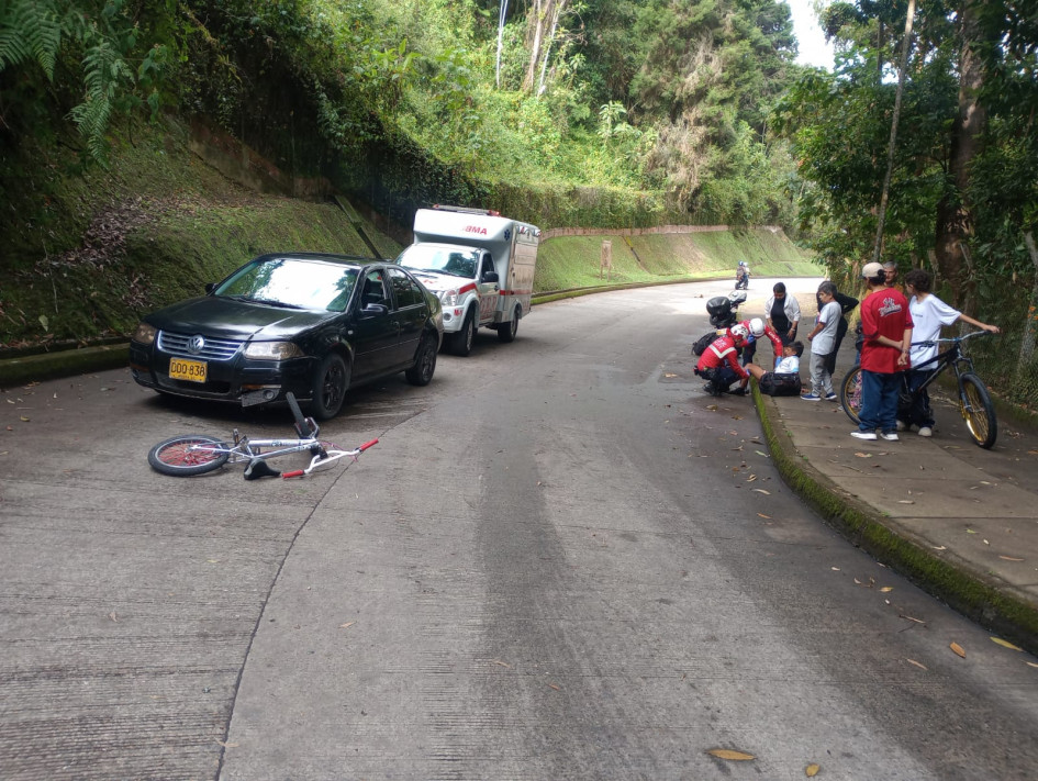 En la vía que conduce hacia el ecoparque Los Yarumos chocaron un carro y una bicicleta. En la vía que conduce hacia el ecoparque Los Yarumos chocaron un carro y una bicicleta.