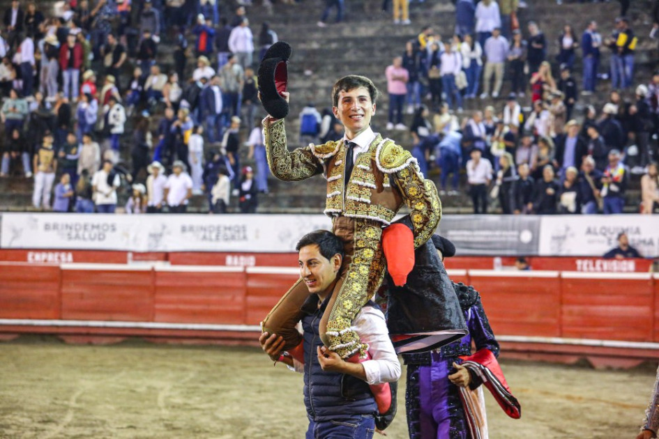 Jarol Sánchez, novillero sin caballos de 15 años de Lenguazaque (Cundinamarca), salió en hombros de la Plaza de Toros de Manizales tras indultar al novillo Chicuelo de 296 kg de la ganadería de Altagracia. Jarol Sánchez, novillero sin caballos de 15 años de Lenguazaque (Cundinamarca), salió en hombros de la Plaza de Toros de Manizales tras indultar al novillo Chicuelo de 296 kg de la ganadería de Altagracia.