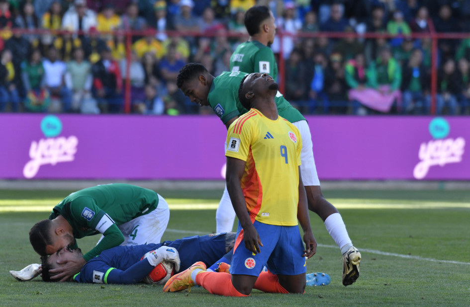 Jhon Córdoba, de Colombia, se lamenta al errar un gol. Jhon Córdoba, de Colombia, se lamenta al errar un gol.