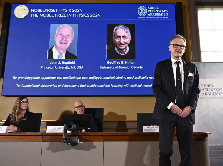 El profesor Anders Irback habla en una conferencia de prensa en la Real Academia Sueca de Ciencias después de anunciar los ganadores del Premio Nobel de Física 2024, en Estocolmo, Suecia, este 8 de octubre de 2024. El profesor Anders Irback habla en una conferencia de prensa en la Real Academia Sueca de Ciencias después de anunciar los ganadores del Premio Nobel de Física 2024, en Estocolmo, Suecia, este 8 de octubre de 2024.