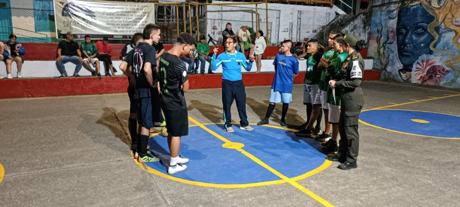 Con torneos deportivos y otras actividades lúdicas buscan alejar a los jóvenes del barrio Obrero del consumo de estupefacientes. Con torneos deportivos y otras actividades lúdicas buscan alejar a los jóvenes del barrio Obrero del consumo de estupefacientes.