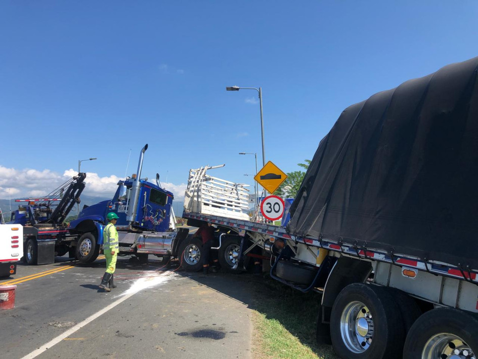 El accidente ocurrió en jurisdicción de Viterbo (Caldas), cerca del peaje Acapulco, sobre la vía de la concesión Pacífico Tres. El tractocamión quedó atravesado en la carretera. El accidente ocurrió en jurisdicción de Viterbo (Caldas), cerca del peaje Acapulco, sobre la vía de la concesión Pacífico Tres. El tractocamión quedó atravesado en la carretera.