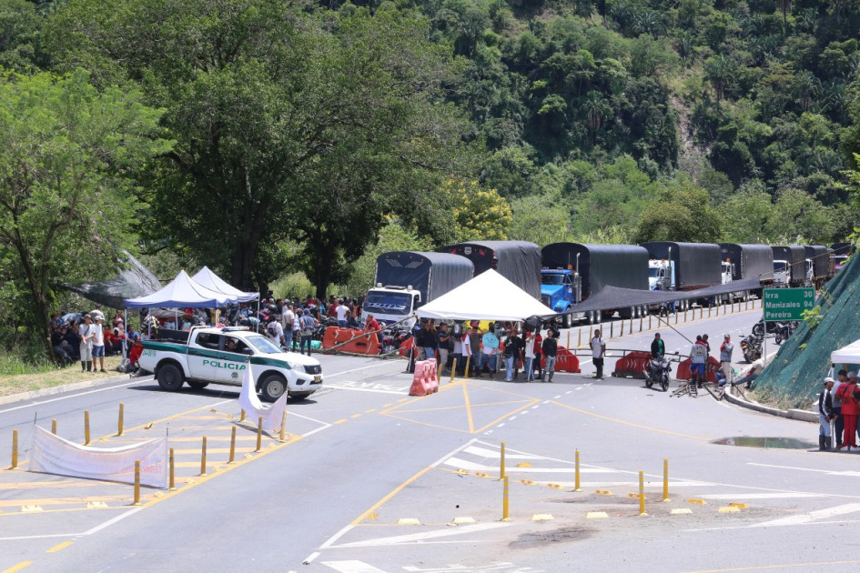 En una mesa de concertación se acordó ampliar a una hora el tiempo de apertura de la vía Manizales-Medellín, en Marmato. En este municipio se decretó ley seca. En una mesa de concertación se acordó ampliar a una hora el tiempo de apertura de la vía Manizales-Medellín, en Marmato. En este municipio se decretó ley seca.
