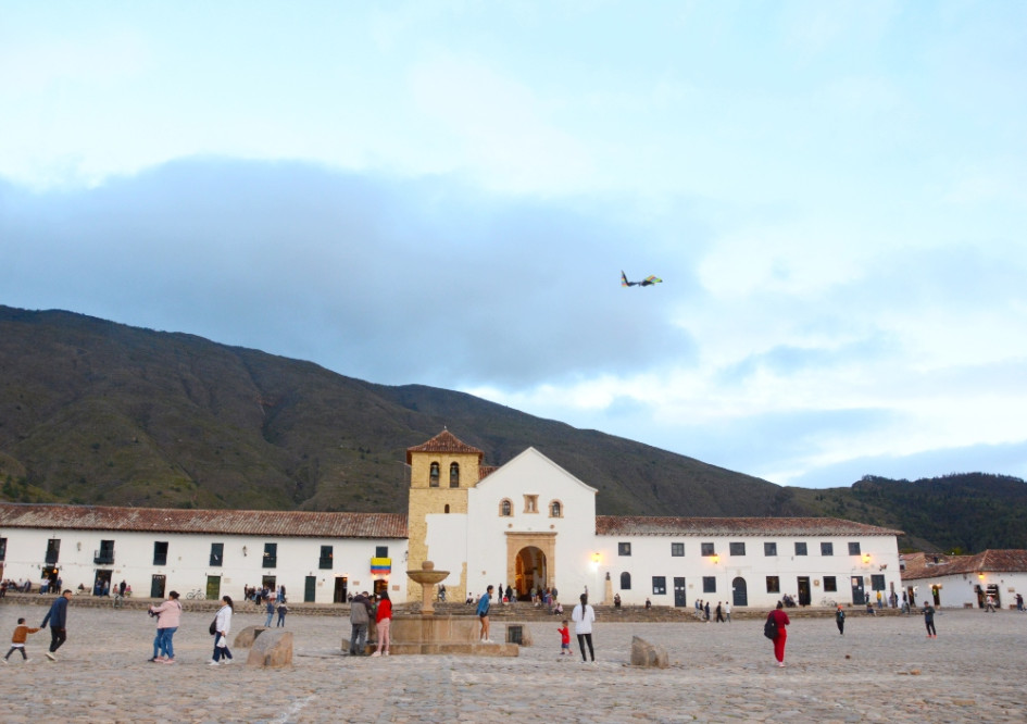 La plaza principal es una de las más grandes de Sudamérica, empedrada que permite realizar eventos como el Festival de las Cometas. Está rodeada de los cerros que conforman el Santuario de Flora y Fauna de Iguaque. La plaza principal es una de las más grandes de Sudamérica, empedrada que permite realizar eventos como el Festival de las Cometas. Está rodeada de los cerros que conforman el Santuario de Flora y Fauna de Iguaque.