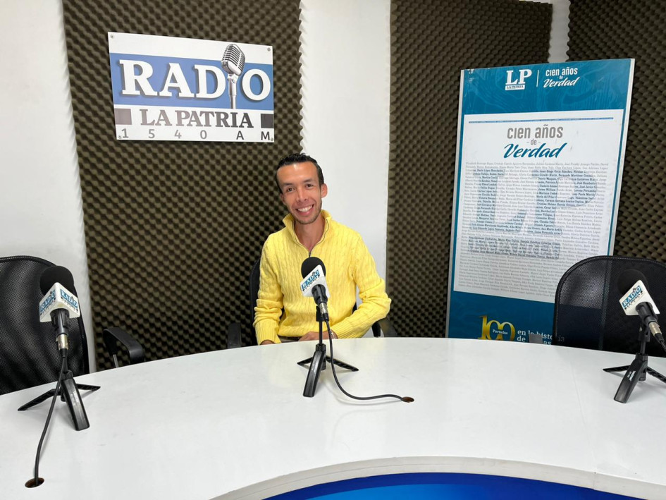 Juan Camilo Jaramillo, profesional del estudio de televisión de la Universidad Católica de Manizales. Juan Camilo Jaramillo, profesional del estudio de televisión de la Universidad Católica de Manizales.