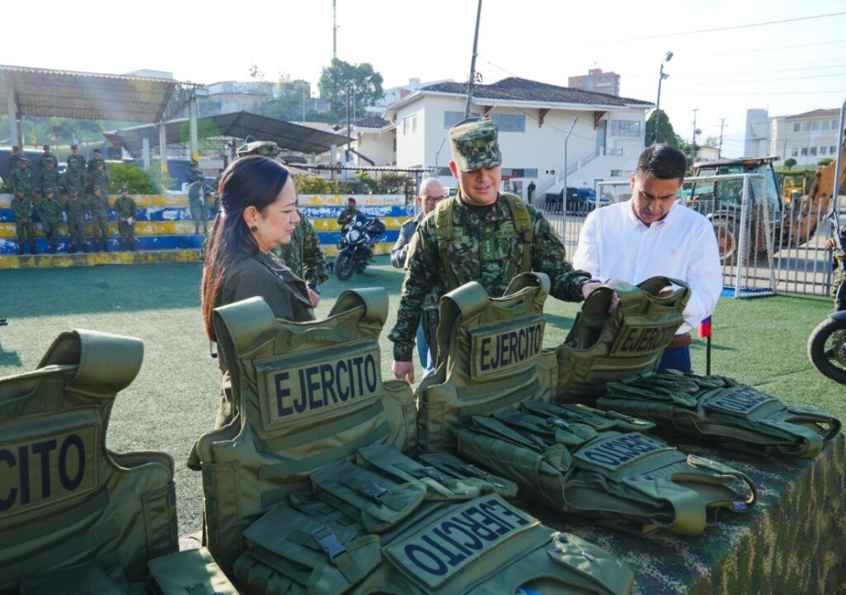 La entrega de los chalecos a los soldados de Manizales fue en el Batallón Ayacucho. La entrega de los chalecos a los soldados de Manizales fue en el Batallón Ayacucho.