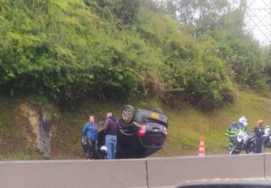 Un carro se volcó en la vía nueva entre Manizales y Chinchiná. No hubo heridos. Un carro se volcó en la vía nueva entre Manizales y Chinchiná. No hubo heridos.