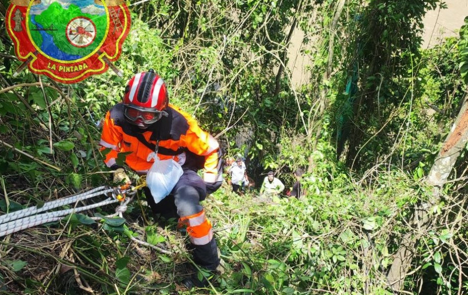El Cuerpo de Bomberos rescató a las seis personas que iban en el carro accidentado. El Cuerpo de Bomberos rescató a las seis personas que iban en el carro accidentado.