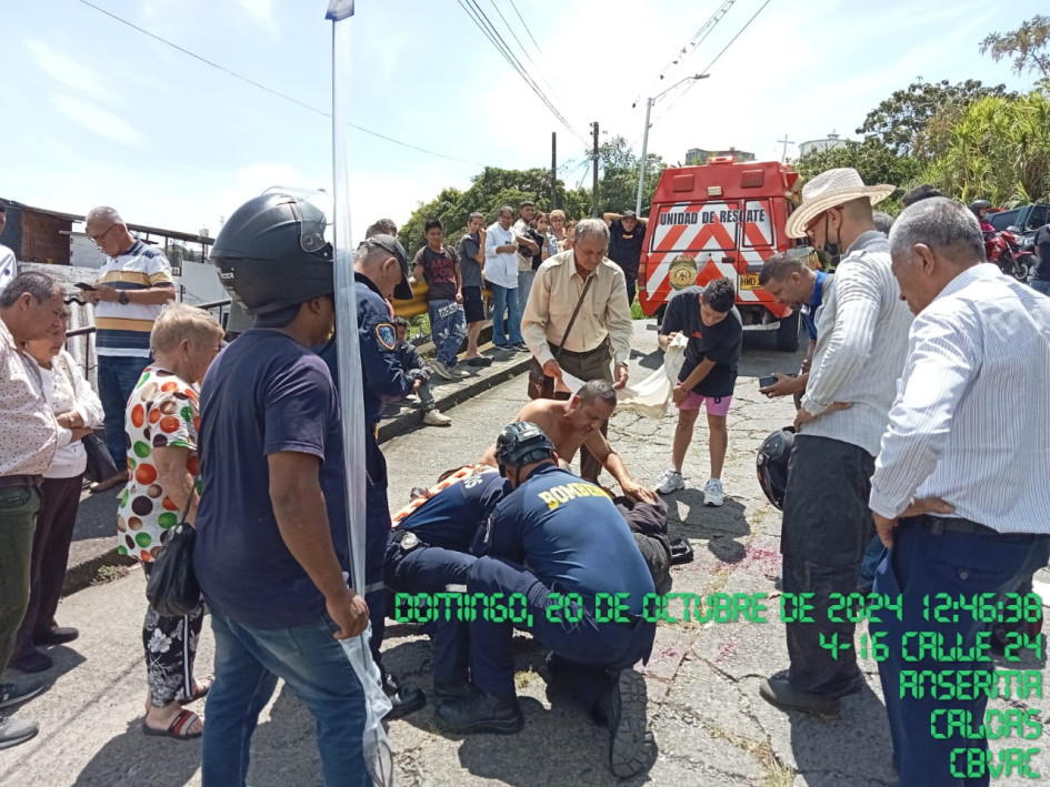 El conductor de la moto resultó herido y lo trasladaron a un hospital. El conductor de la moto resultó herido y lo trasladaron a un hospital.