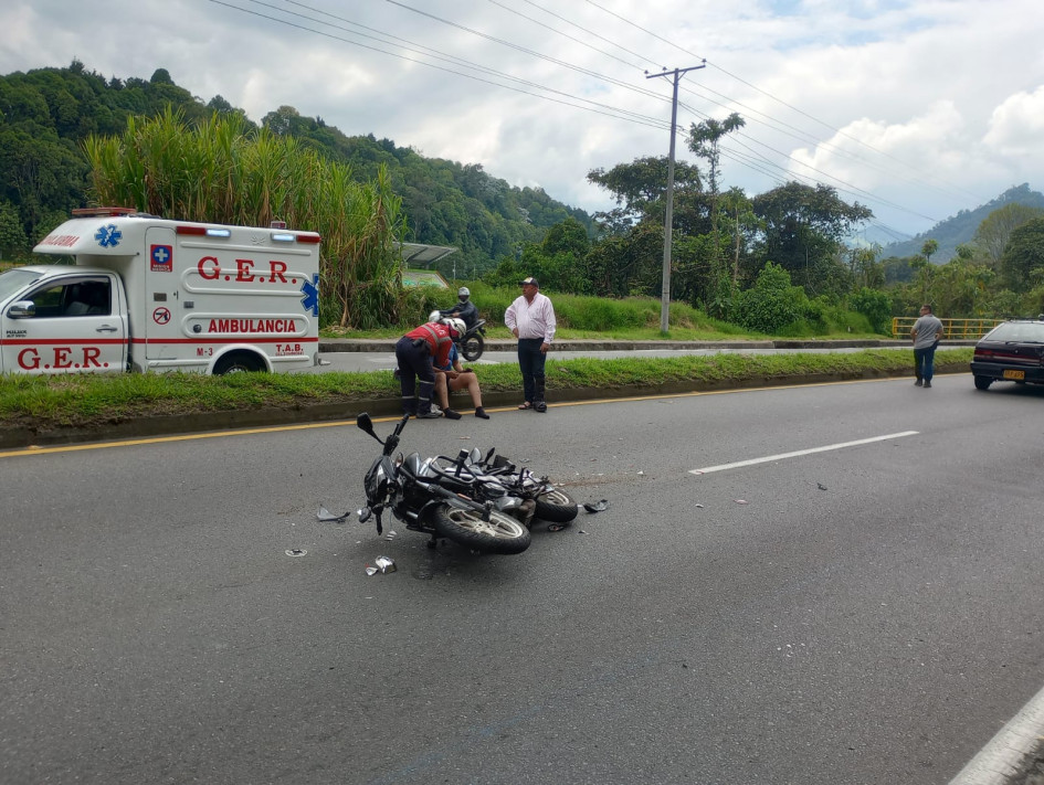 El motociclista sufrió lesiones tras colisionar con la parte trasera de un carro. El motociclista sufrió lesiones tras colisionar con la parte trasera de un carro.