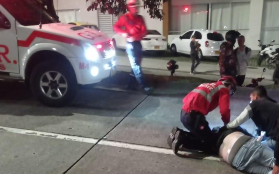 El Grupo Especial de Rescate atendió el accidente del motociclista en la avenida Kevin Ángel de Manizales.
