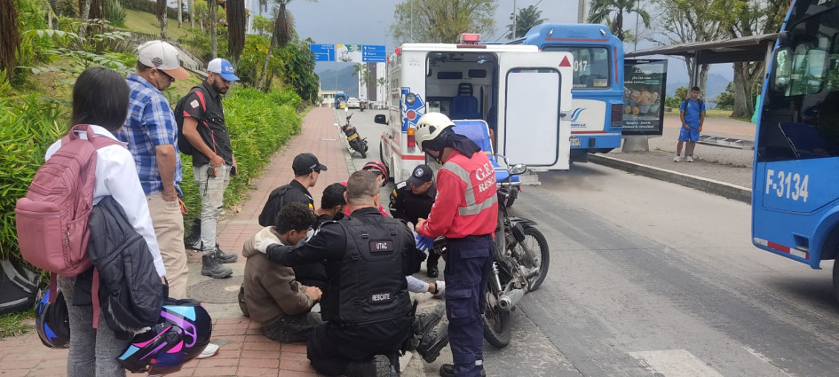 Dos personas resultaron lesionadas tras chocar en sus motos en Manizales. Dos personas resultaron lesionadas tras chocar en sus motos en Manizales.