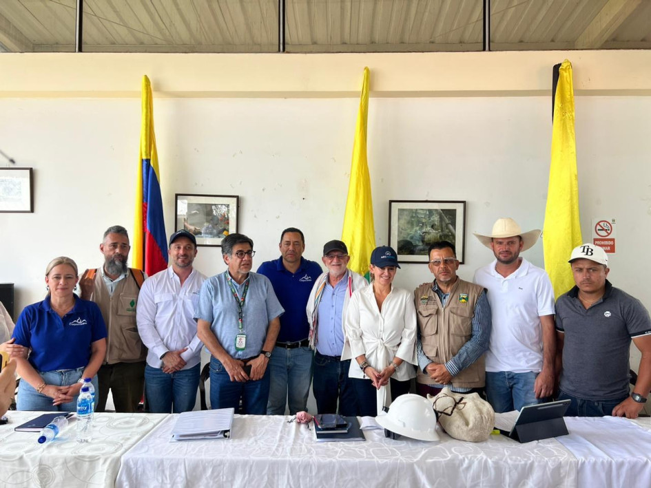 Participantes de la mesa de diálogo en la casa de la cultura del municipio de Marmato (Caldas), en el sector de El Llano, donde se pactaron los acuerdos este sábad Participantes de la mesa de diálogo en la casa de la cultura del municipio de Marmato (Caldas), en el sector de El Llano, donde se pactaron los acuerdos este sábad