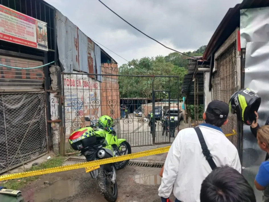 Tres muertos y un herido en balacera dentro de parqueadero en Santa Rosa de Cabal Tres muertos y un herido en balacera dentro de parqueadero en Santa Rosa de Cabal