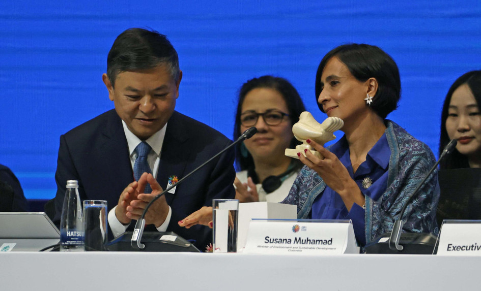 El ministro de Ecología y Medio Ambiente de China, Huang Runqiu, y la ministra de Ambiente y Desarrollo Sostenible de Colombia, Susana Muhamad, en la COP16 de Biodiversidad este lunes en Cali (Colombia). El ministro de Ecología y Medio Ambiente de China, Huang Runqiu, y la ministra de Ambiente y Desarrollo Sostenible de Colombia, Susana Muhamad, en la COP16 de Biodiversidad este lunes en Cali (Colombia).
