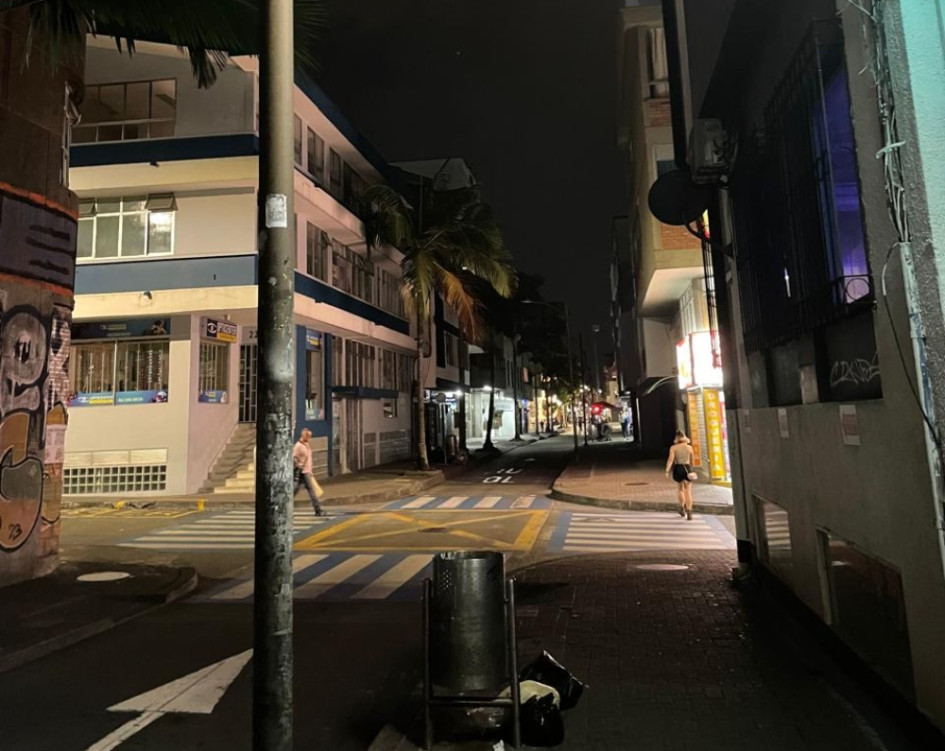 Entre la calle 21 y 23 con carrera sexta en el centro de Pereira no tienen alumbrado público Entre la calle 21 y 23 con carrera sexta en el centro de Pereira no tienen alumbrado público
