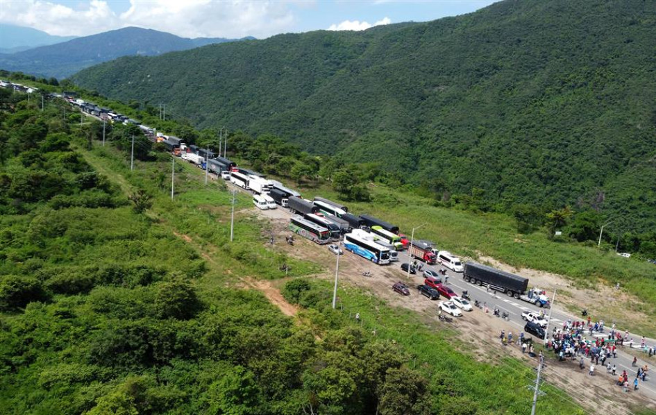 Campesinos participan en una protesta este lunes, en el peaje de Los Acacios, en Cúcuta. Campesinos participan en una protesta este lunes, en el peaje de Los Acacios, en Cúcuta.