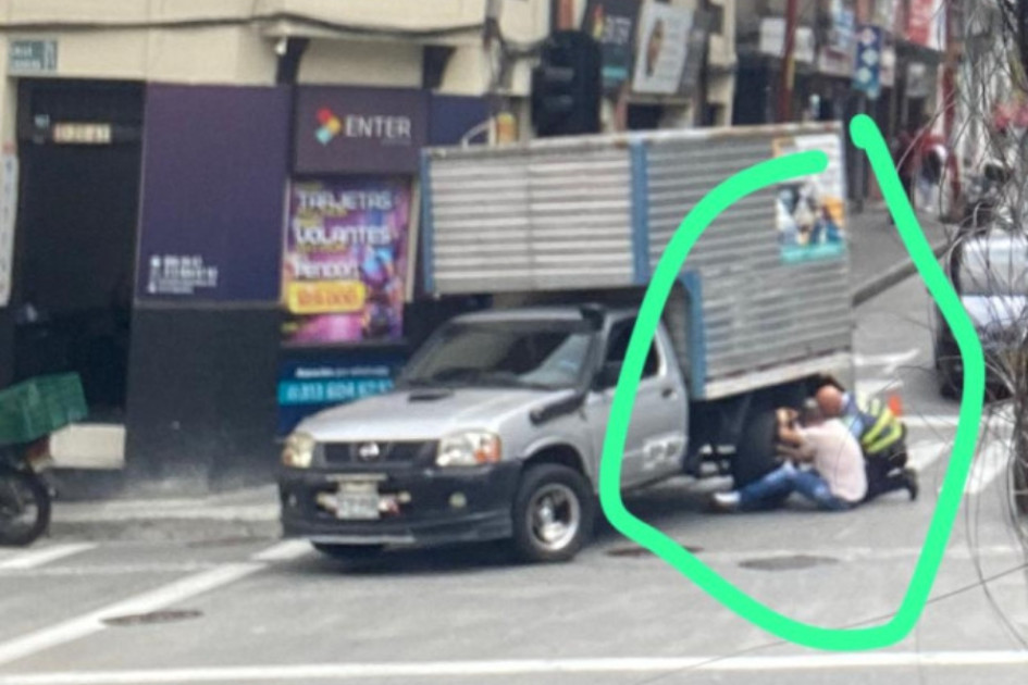 no dudó el pasado viernes en auxiliar a este conductor varado en el Centro de Manizales. no dudó el pasado viernes en auxiliar a este conductor varado en el Centro de Manizales.