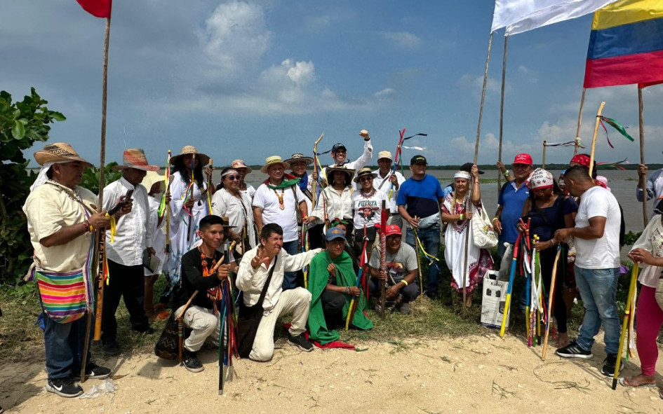 Indígenas que navegaron por el río Magdalena hasta Puerto Mocho en Barranquilla