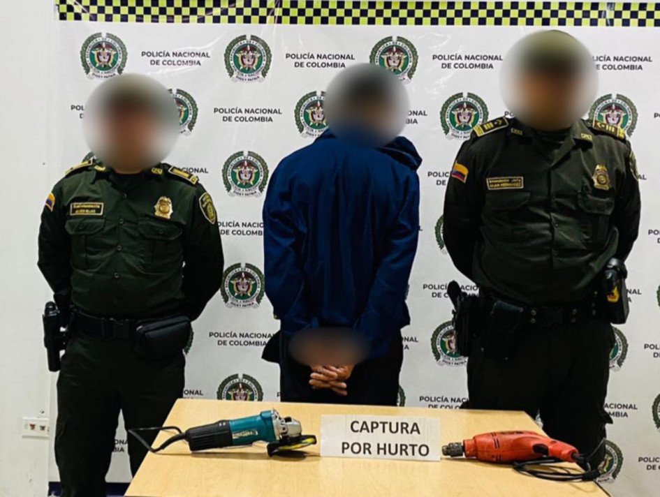 El capturado violentó una cortina para hurtar elementos en Pereira. El capturado violentó una cortina para hurtar elementos en Pereira.
