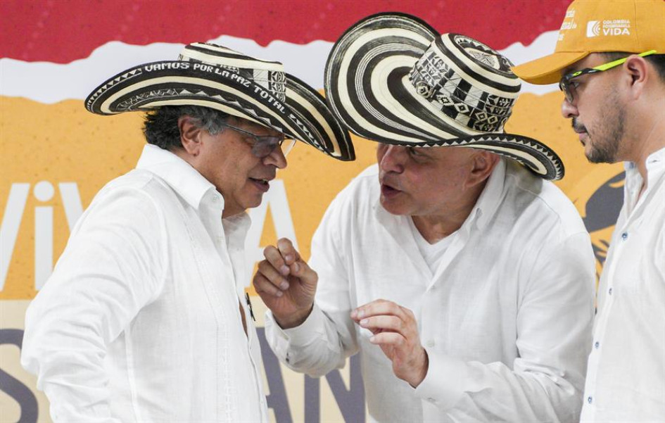 Gustavo Petro junto al ex jefe paramilitar Salvatore Mancuso, este jueves en Montería. Gustavo Petro junto al ex jefe paramilitar Salvatore Mancuso, este jueves en Montería.