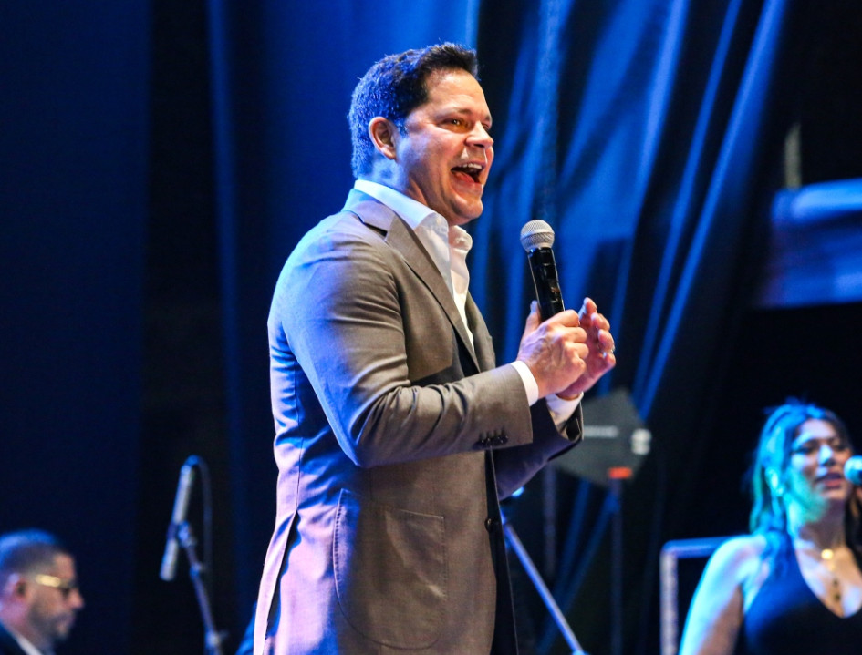 El cantante cubano Rey Ruiz emocionó con sus éxitos salseros a los asistentes al concierto por los 175 años de fundación de Manizales. El cantante cubano Rey Ruiz emocionó con sus éxitos salseros a los asistentes al concierto por los 175 años de fundación de Manizales.