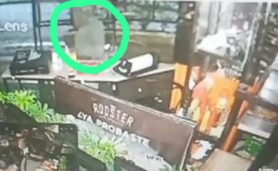 El robo quedó registrado en las cámaras del establecimiento en Manizales. El robo quedó registrado en las cámaras del establecimiento en Manizales.