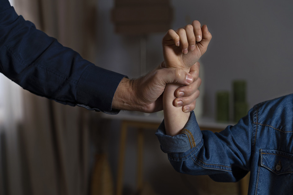 El constreñimiento ilegal implica solo que el agente imponga a la víctima tolerar algo en contra de su voluntad. El constreñimiento ilegal implica solo que el agente imponga a la víctima tolerar algo en contra de su voluntad.