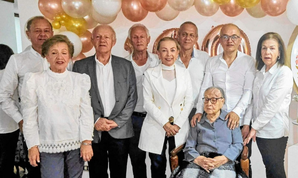 Rodeada de sus hijos: Edilma, Guillermo, César, Álvaro, Nubia, Manuel, Jaime Martín y Fabiola Valencia Trejos.