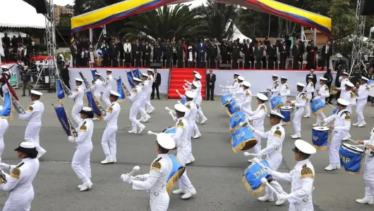 La vicepresidenta preside desfile militar en Bogotá con gran participación femenina