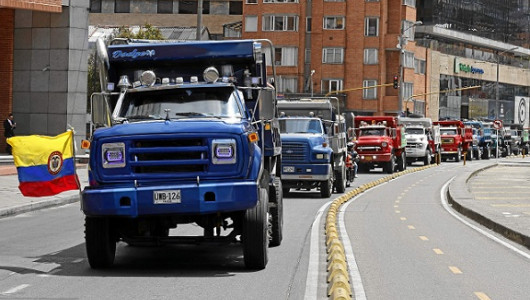 Bloqueos y protestas contra el alza del precio de la gasolina