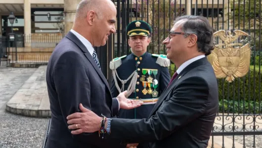 Petro recibe en Bogotá al presidente suizo con honores militares