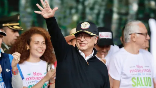 Petro promete en movilización de apoyo a su Gobierno una reforma de los servicios públicos
