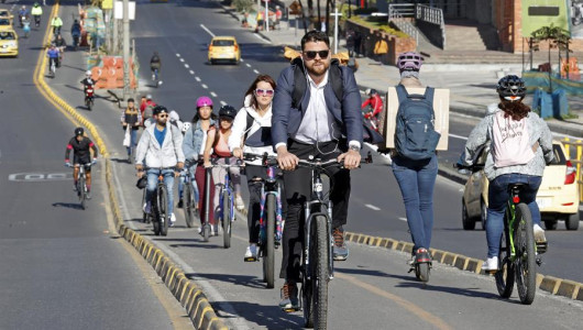 Bogotá recurre al transporte público y a la bicicleta para moverse en el día sin carro